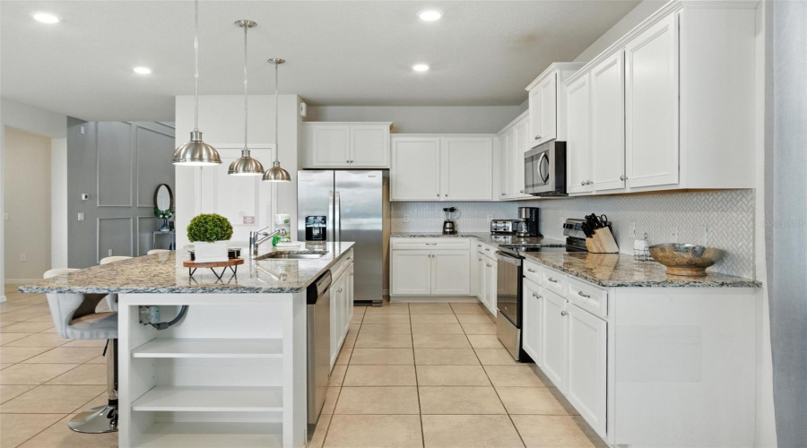 DAVENPORT, Florida 33897, 8 Bedrooms Bedrooms, ,6 BathroomsBathrooms,Residential,For Sale,LANA,0,MFRO6380979