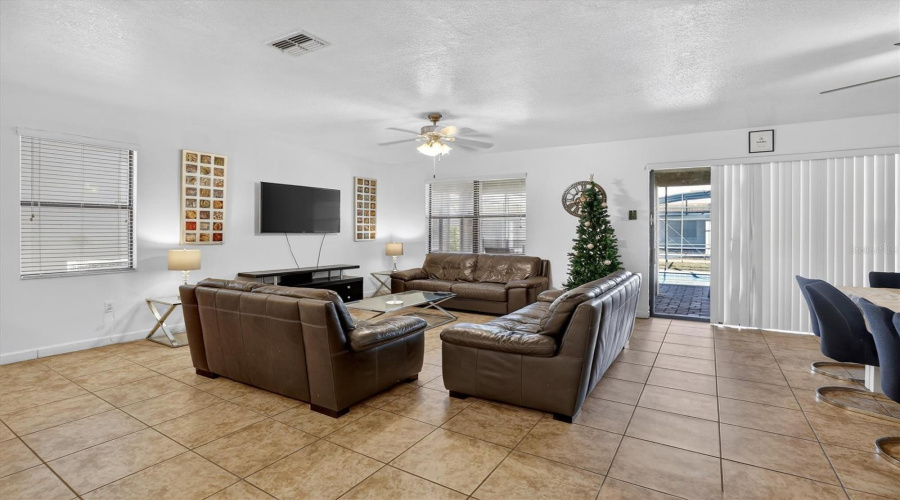 DAVENPORT, Florida 33896, 8 Bedrooms Bedrooms, ,5 BathroomsBathrooms,Residential,For Sale,EL CARO,0,MFRO6380926