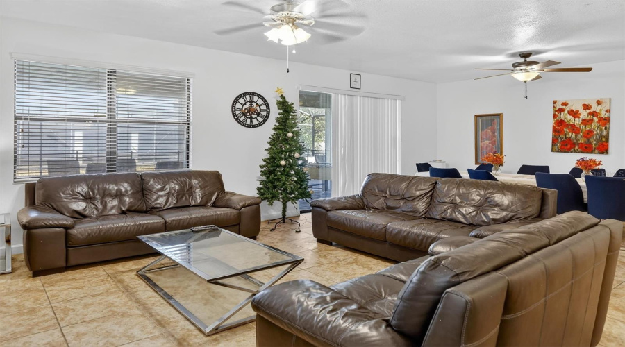 DAVENPORT, Florida 33896, 8 Bedrooms Bedrooms, ,5 BathroomsBathrooms,Residential,For Sale,EL CARO,0,MFRO6380926