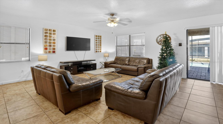 DAVENPORT, Florida 33896, 8 Bedrooms Bedrooms, ,5 BathroomsBathrooms,Residential,For Sale,EL CARO,0,MFRO6380926