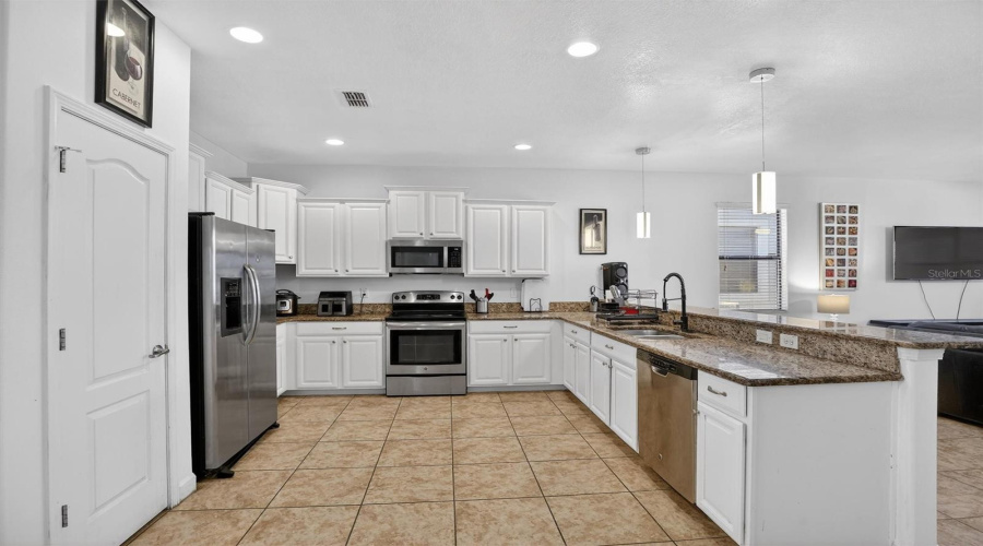 DAVENPORT, Florida 33896, 8 Bedrooms Bedrooms, ,5 BathroomsBathrooms,Residential,For Sale,EL CARO,0,MFRO6380926