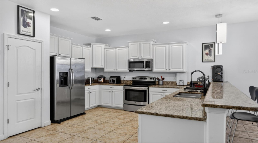 DAVENPORT, Florida 33896, 8 Bedrooms Bedrooms, ,5 BathroomsBathrooms,Residential,For Sale,EL CARO,0,MFRO6380926