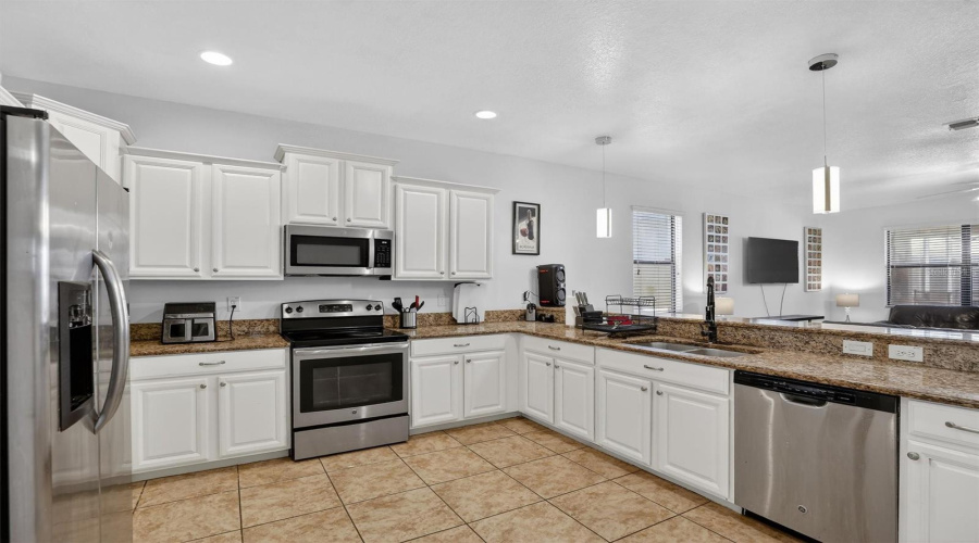 DAVENPORT, Florida 33896, 8 Bedrooms Bedrooms, ,5 BathroomsBathrooms,Residential,For Sale,EL CARO,0,MFRO6380926