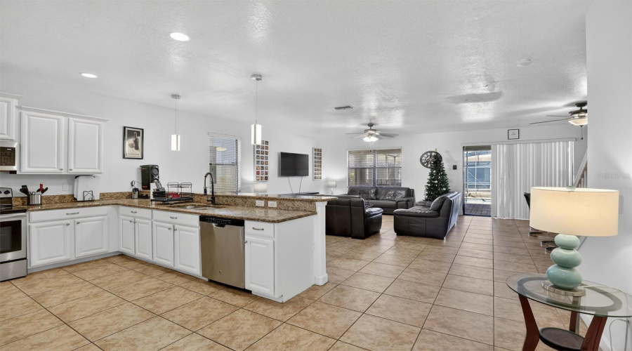 DAVENPORT, Florida 33896, 8 Bedrooms Bedrooms, ,5 BathroomsBathrooms,Residential,For Sale,EL CARO,0,MFRO6380926