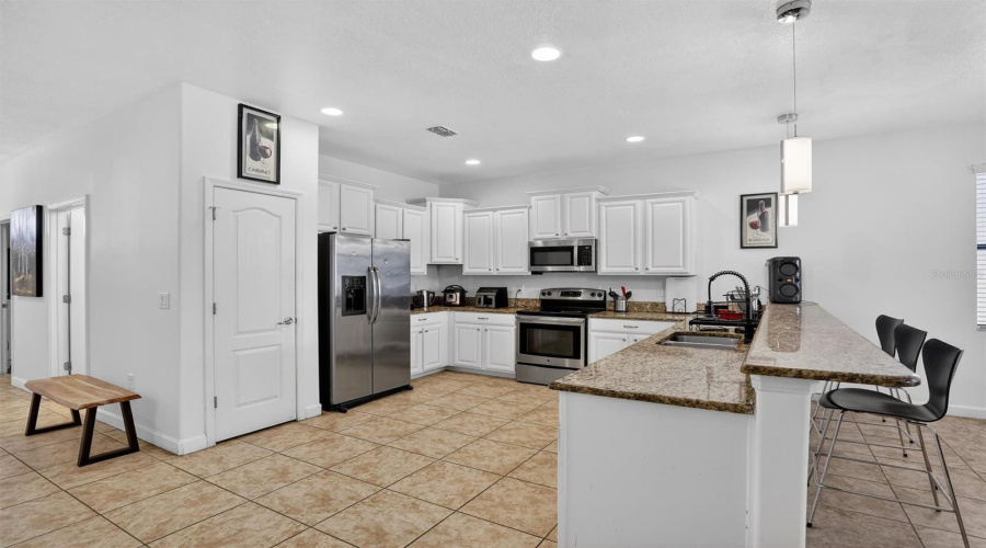 DAVENPORT, Florida 33896, 8 Bedrooms Bedrooms, ,5 BathroomsBathrooms,Residential,For Sale,EL CARO,0,MFRO6380926