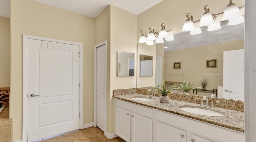 DAVENPORT, Florida 33896, 8 Bedrooms Bedrooms, ,5 BathroomsBathrooms,Residential,For Sale,EL CARO,0,MFRO6380926