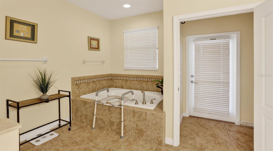 DAVENPORT, Florida 33896, 8 Bedrooms Bedrooms, ,5 BathroomsBathrooms,Residential,For Sale,EL CARO,0,MFRO6380926