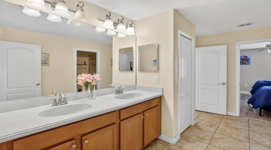 DAVENPORT, Florida 33896, 8 Bedrooms Bedrooms, ,5 BathroomsBathrooms,Residential,For Sale,EL CARO,0,MFRO6380926
