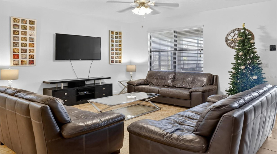 DAVENPORT, Florida 33896, 8 Bedrooms Bedrooms, ,5 BathroomsBathrooms,Residential,For Sale,EL CARO,0,MFRO6380926