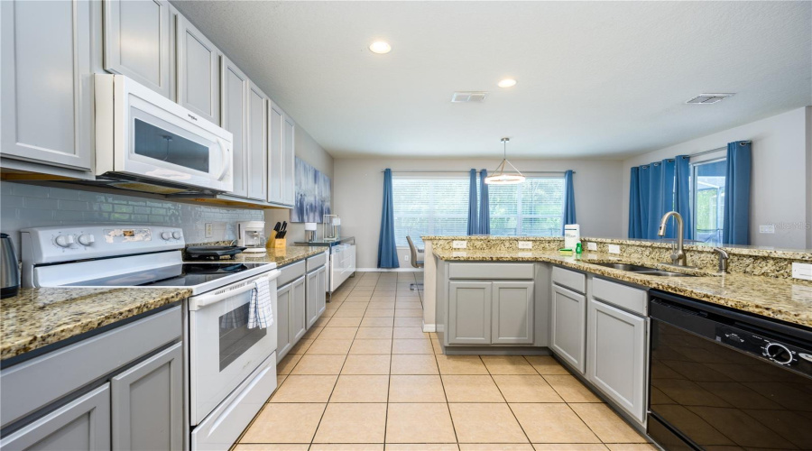 KISSIMMEE, Florida 34746, 6 Bedrooms Bedrooms, ,5 BathroomsBathrooms,Residential,For Sale,MARCELLO,0,MFRO6381209