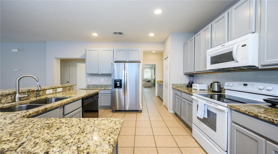 KISSIMMEE, Florida 34746, 6 Bedrooms Bedrooms, ,5 BathroomsBathrooms,Residential,For Sale,MARCELLO,0,MFRO6381209