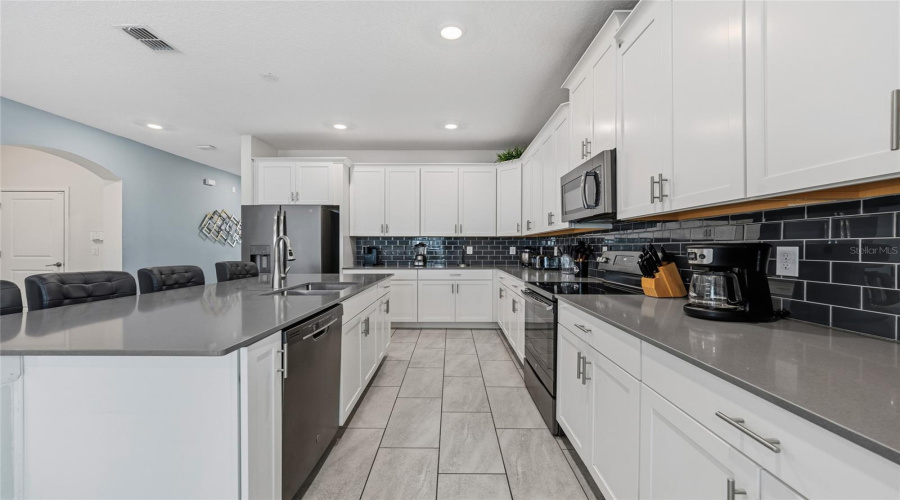 DAVENPORT, Florida 33896, 6 Bedrooms Bedrooms, ,5 BathroomsBathrooms,Residential,For Sale,CABOT CLIFFS,0,MFRS5143528