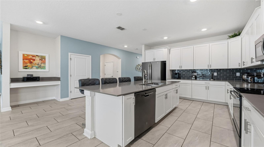 DAVENPORT, Florida 33896, 6 Bedrooms Bedrooms, ,5 BathroomsBathrooms,Residential,For Sale,CABOT CLIFFS,0,MFRS5143528