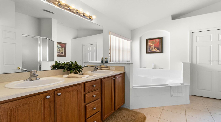 DAVENPORT, Florida 33897, 4 Bedrooms Bedrooms, ,3 BathroomsBathrooms,Residential,For Sale,SARAGOSSA,0,MFRS5143649