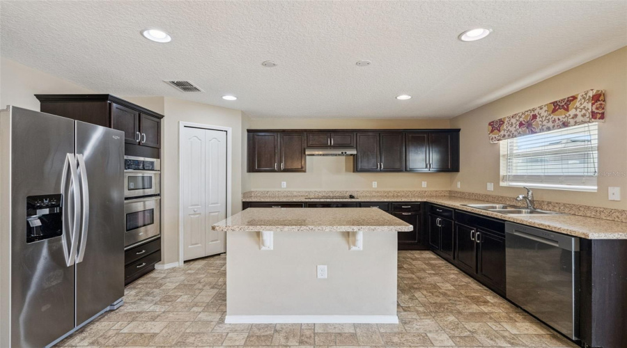 All bottom cabinets equipped with pullouts