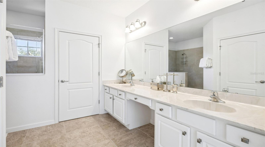 DAVENPORT, Florida 33837, 5 Bedrooms Bedrooms, ,5 BathroomsBathrooms,Residential,For Sale,OAKTREE,0,MFRS5143662