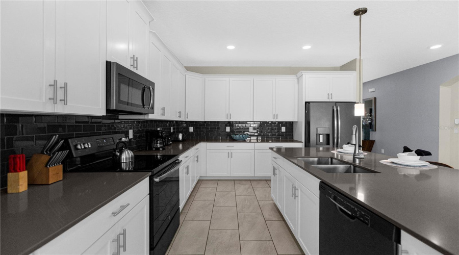 DAVENPORT, Florida 33896, 6 Bedrooms Bedrooms, ,5 BathroomsBathrooms,Residential,For Sale,CABOT CLIFFS,0,MFRO6196282