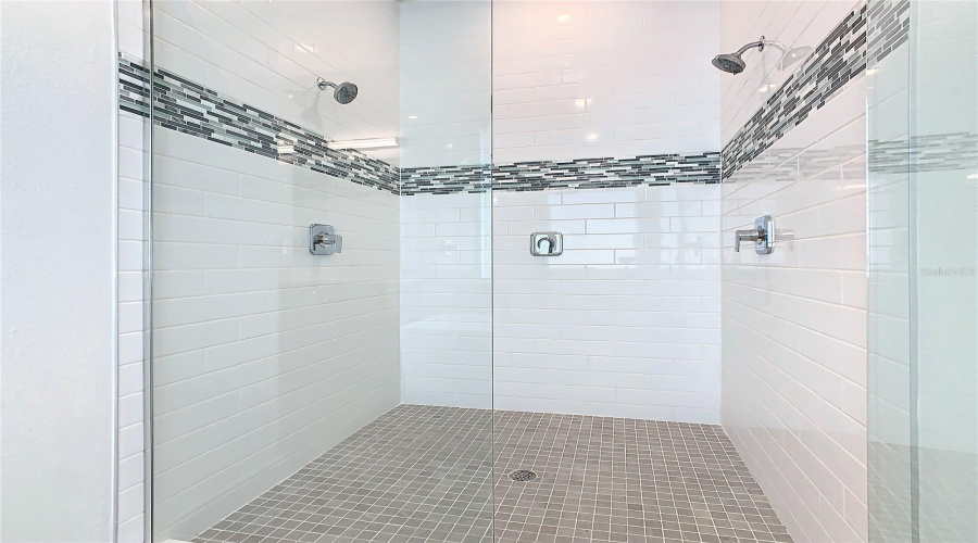 DAVENPORT, Florida 33837, 6 Bedrooms Bedrooms, ,6 BathroomsBathrooms,Residential,For Sale,PINE OAK,0,MFRO6380856