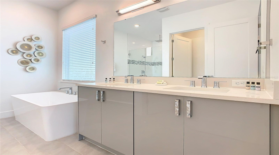 DAVENPORT, Florida 33837, 6 Bedrooms Bedrooms, ,6 BathroomsBathrooms,Residential,For Sale,PINE OAK,0,MFRO6380856