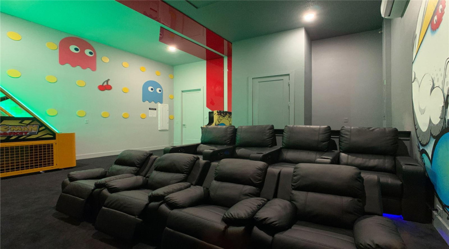 DAVENPORT, Florida 33837, 6 Bedrooms Bedrooms, ,6 BathroomsBathrooms,Residential,For Sale,PINE OAK,0,MFRO6380856