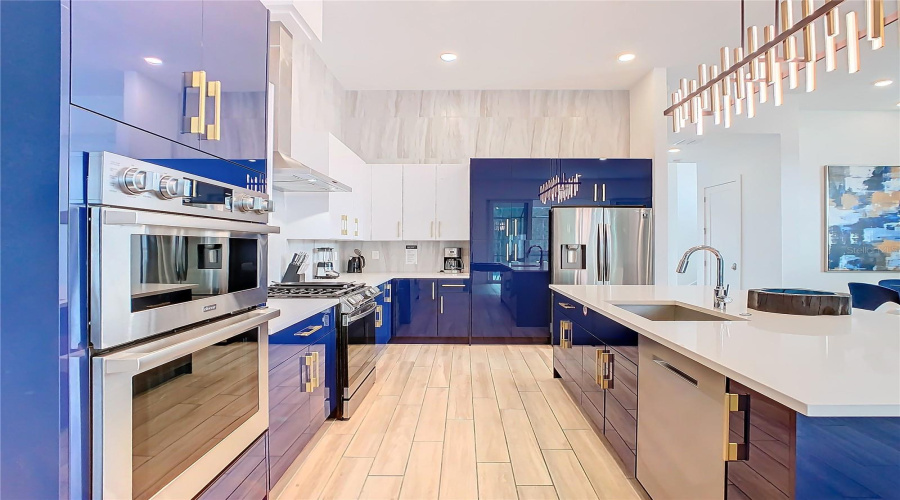 DAVENPORT, Florida 33837, 6 Bedrooms Bedrooms, ,6 BathroomsBathrooms,Residential,For Sale,PINE OAK,0,MFRO6380856