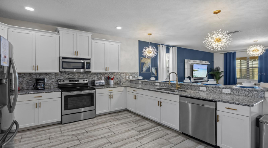 DAVENPORT, Florida 33896, 9 Bedrooms Bedrooms, ,5 BathroomsBathrooms,Residential,For Sale,BIRDIE,0,MFRS5130389