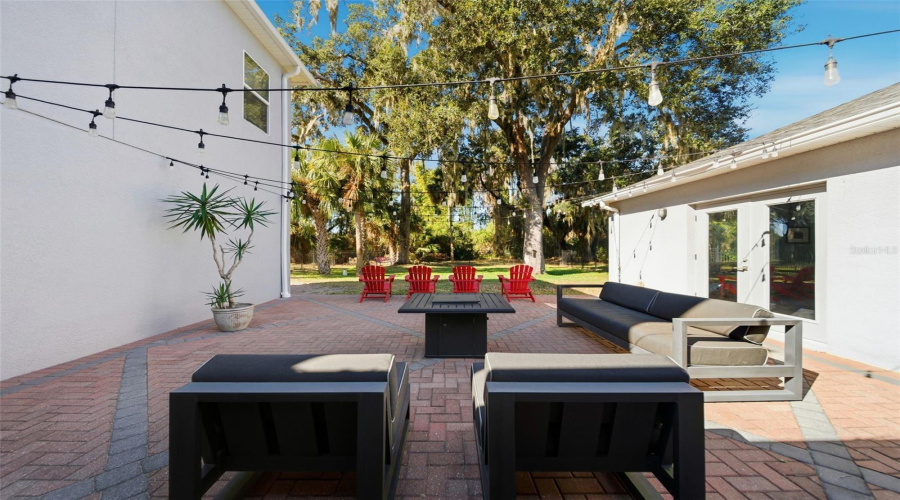 Perfect Backyard Outdoor Sitting Area