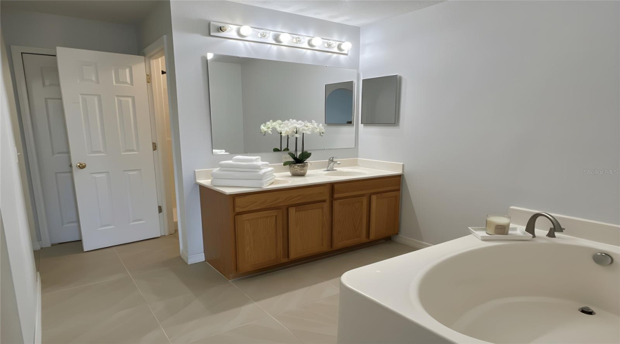 Master bath, dual sinks & garden soaker tub