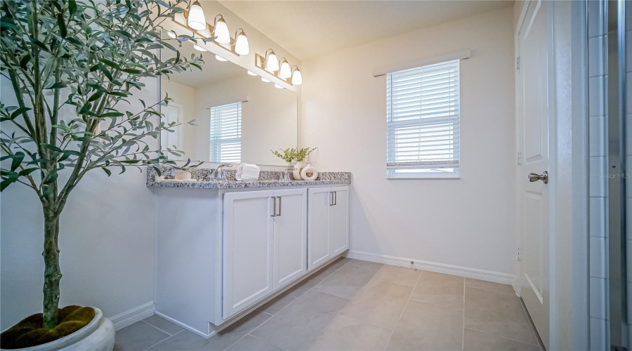 DAVENPORT, Florida 33896, 5 Bedrooms Bedrooms, ,3 BathroomsBathrooms,Residential,For Sale,OVERPOOL,0,MFRS5143309