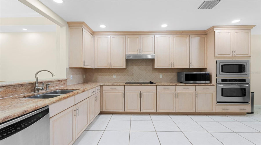 ORLANDO, Florida 32836, 2 Bedrooms Bedrooms, ,2 BathroomsBathrooms,Residential,For Sale,THE ESPLANADE,0,MFRO6380502