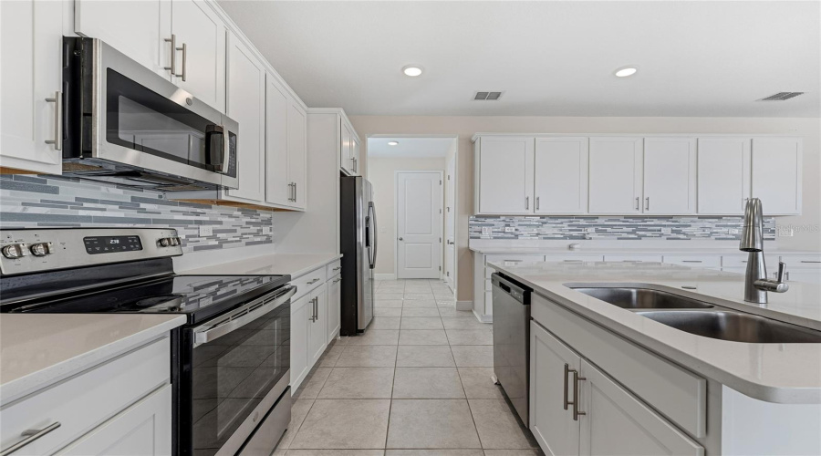 DAVENPORT, Florida 33837, 5 Bedrooms Bedrooms, ,3 BathroomsBathrooms,Residential,For Sale,SUGARWOOD,0,MFRS5143807