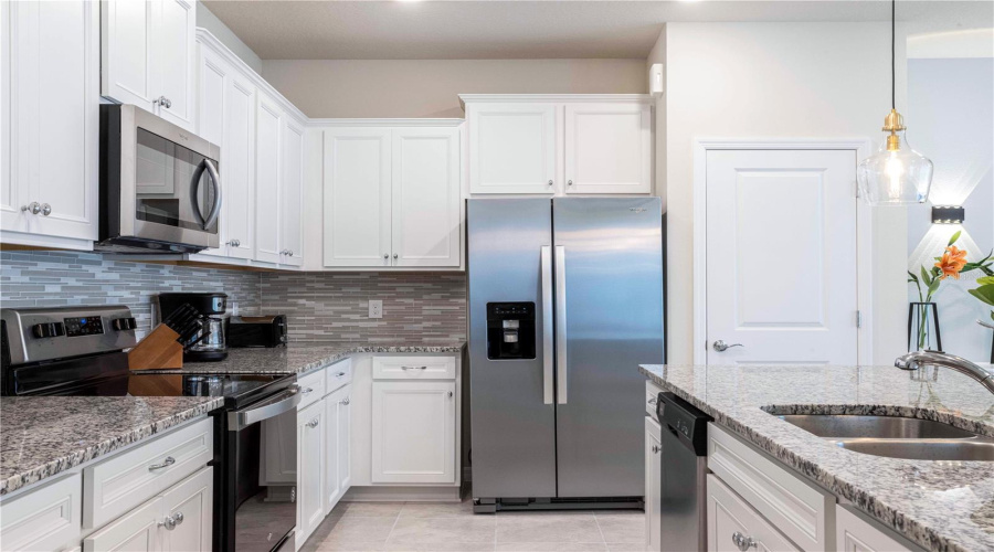 DAVENPORT, Florida 33897, 5 Bedrooms Bedrooms, ,4 BathroomsBathrooms,Residential,For Sale,JETTY,0,MFRO6381756