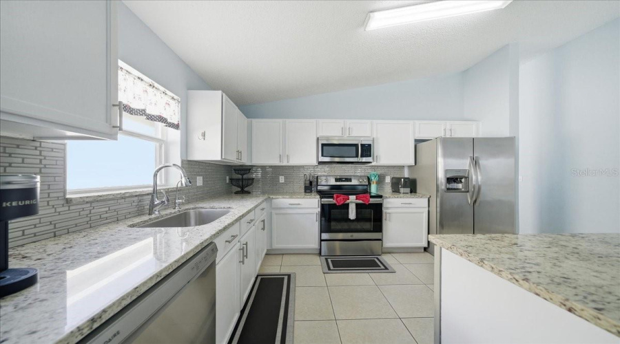 DAVENPORT, Florida 33897, 4 Bedrooms Bedrooms, ,2 BathroomsBathrooms,Residential,For Sale,BLOOMINGDALE,0,MFRO6380629