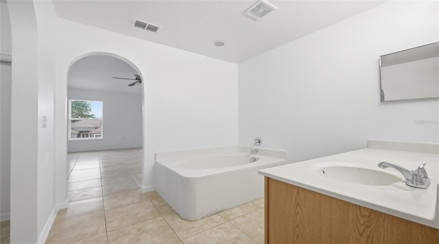 Master BATHROOM- upstairs