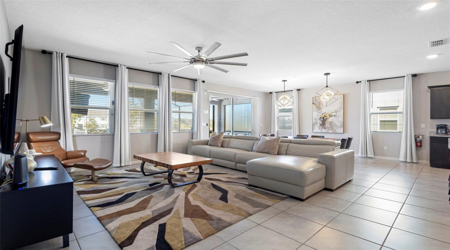 DAVENPORT, Florida 33837, 5 Bedrooms Bedrooms, ,4 BathroomsBathrooms,Residential,For Sale,OAKMOSS,0,MFRG5108167