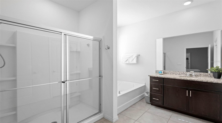 DAVENPORT, Florida 33837, 5 Bedrooms Bedrooms, ,4 BathroomsBathrooms,Residential,For Sale,OAKMOSS,0,MFRG5108167