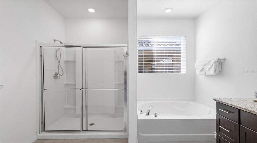 DAVENPORT, Florida 33837, 5 Bedrooms Bedrooms, ,4 BathroomsBathrooms,Residential,For Sale,OAKMOSS,0,MFRG5108167