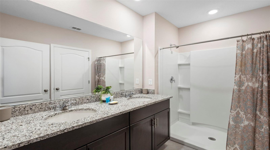 DAVENPORT, Florida 33837, 5 Bedrooms Bedrooms, ,4 BathroomsBathrooms,Residential,For Sale,OAKMOSS,0,MFRG5108167