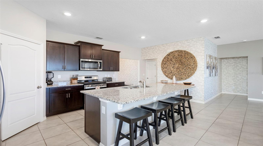 DAVENPORT, Florida 33837, 5 Bedrooms Bedrooms, ,4 BathroomsBathrooms,Residential,For Sale,OAKMOSS,0,MFRG5108167