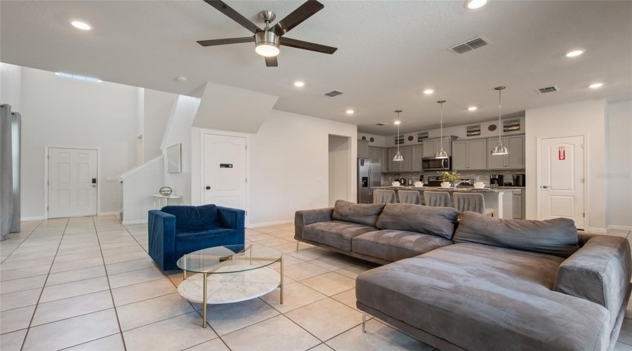 DAVENPORT, Florida 33837, 5 Bedrooms Bedrooms, ,4 BathroomsBathrooms,Residential,For Sale,OAKMOSS,0,MFRO6382626