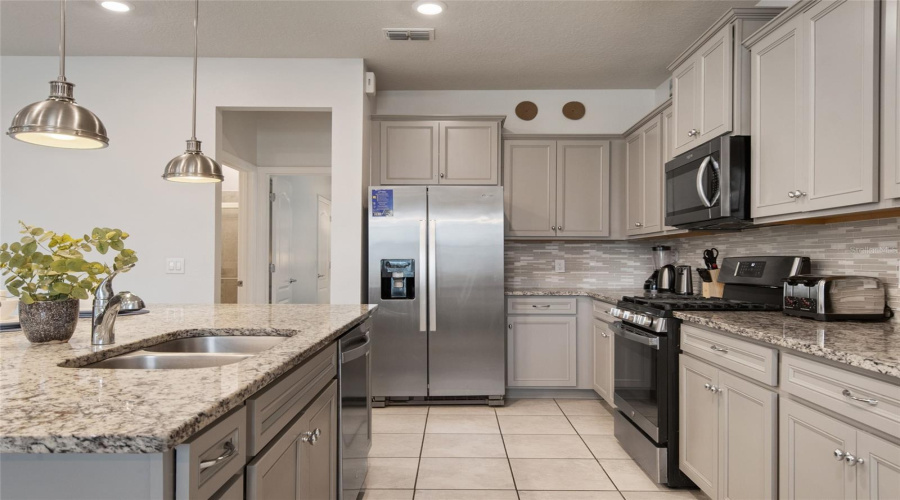 DAVENPORT, Florida 33837, 5 Bedrooms Bedrooms, ,4 BathroomsBathrooms,Residential,For Sale,OAKMOSS,0,MFRO6382626