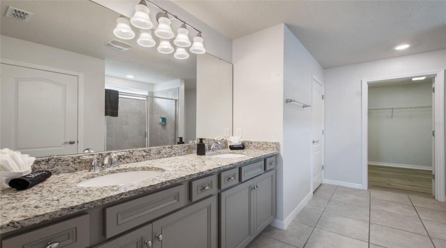 DAVENPORT, Florida 33837, 5 Bedrooms Bedrooms, ,4 BathroomsBathrooms,Residential,For Sale,OAKMOSS,0,MFRO6382626