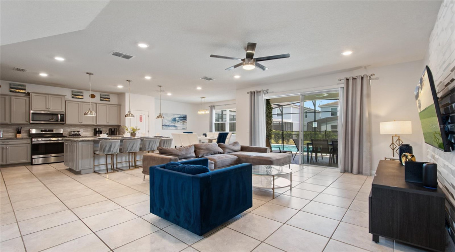 DAVENPORT, Florida 33837, 5 Bedrooms Bedrooms, ,4 BathroomsBathrooms,Residential,For Sale,OAKMOSS,0,MFRO6382626