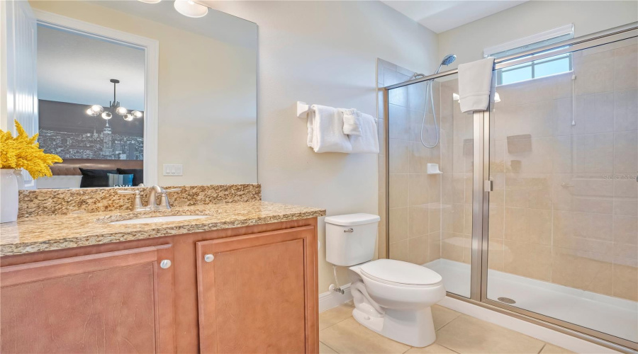 Ensuite to The Big Apple Suite