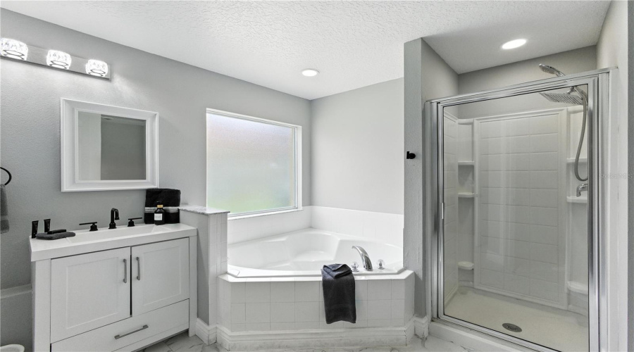 DAVENPORT, Florida 33897, 5 Bedrooms Bedrooms, ,4 BathroomsBathrooms,Residential,For Sale,CORDOVA,0,MFRO6322198