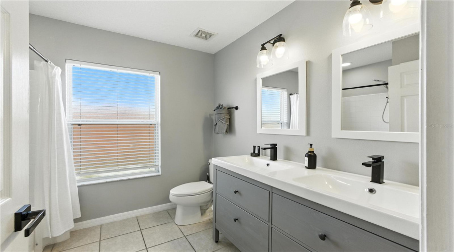 DAVENPORT, Florida 33897, 5 Bedrooms Bedrooms, ,4 BathroomsBathrooms,Residential,For Sale,CORDOVA,0,MFRO6322198