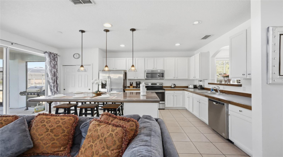 DAVENPORT, Florida 33837, 7 Bedrooms Bedrooms, ,4 BathroomsBathrooms,Residential,For Sale,ORANGE COSMOS,0,MFRO6379795