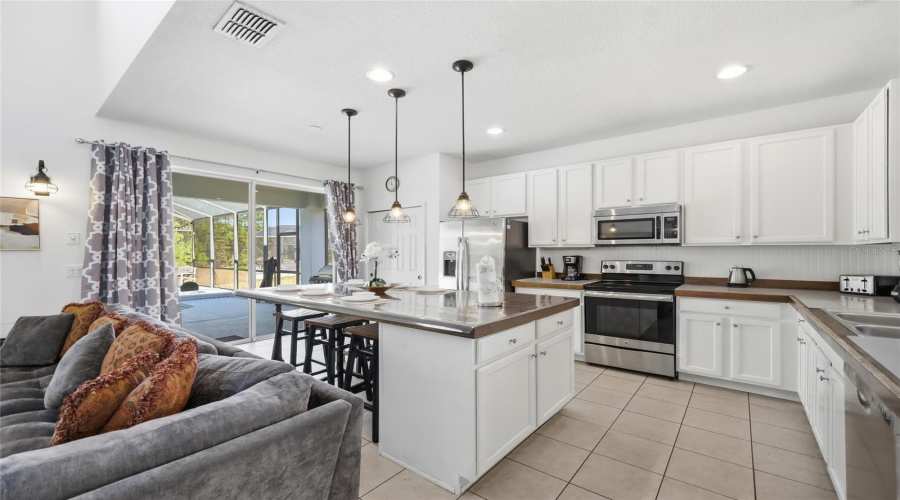 DAVENPORT, Florida 33837, 7 Bedrooms Bedrooms, ,4 BathroomsBathrooms,Residential,For Sale,ORANGE COSMOS,0,MFRO6379795