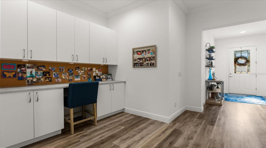 Bonus Area in Hallway great for Espresso/Wine Bar or Office