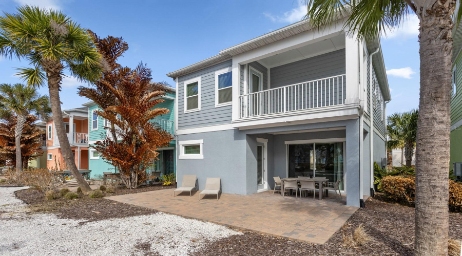 Large Backyard Patio/Covered Lanai